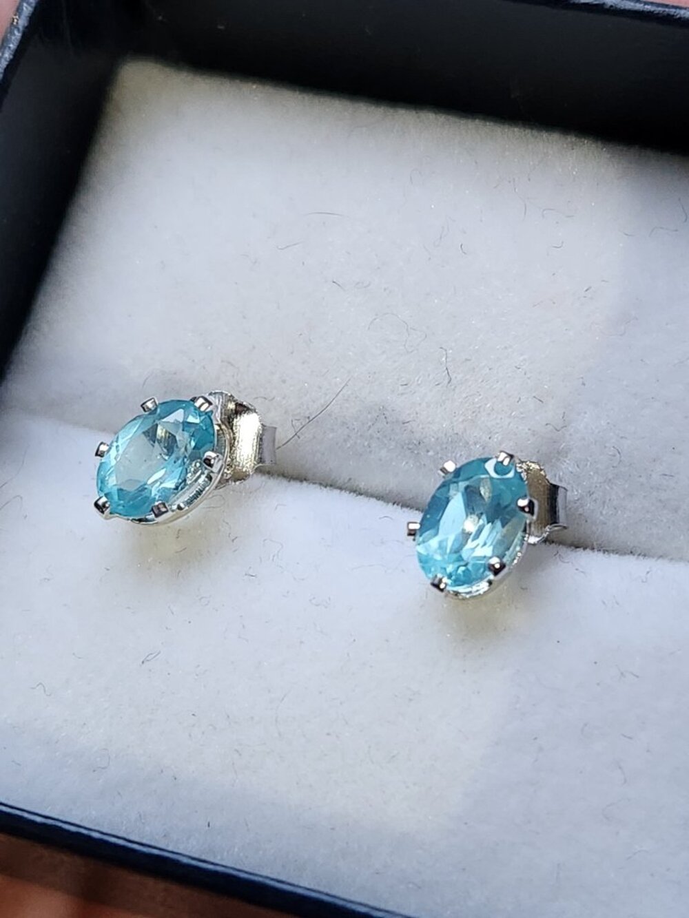 NIB Natural Blue Apatite 7x5mm 925 Stud Earrings